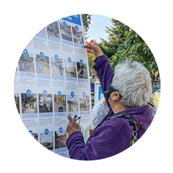 현장 활동 행사에서 교통수단 옵션을 선택하는 지역 사회 구성원