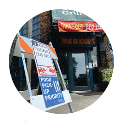 한 식당 앞에 설치된 승객 상하차 전용 3분 가능, 음식 픽업 우선이라고 적힌 표지판