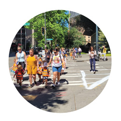 넓은 횡단보도를 건너는 보행자들