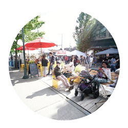 사람 중심의 거리에서 걷거나 앉아 있거나 즐기는 사람들