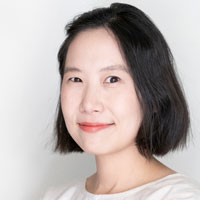 Allie has straight black hair that comes to just above her shoulder.