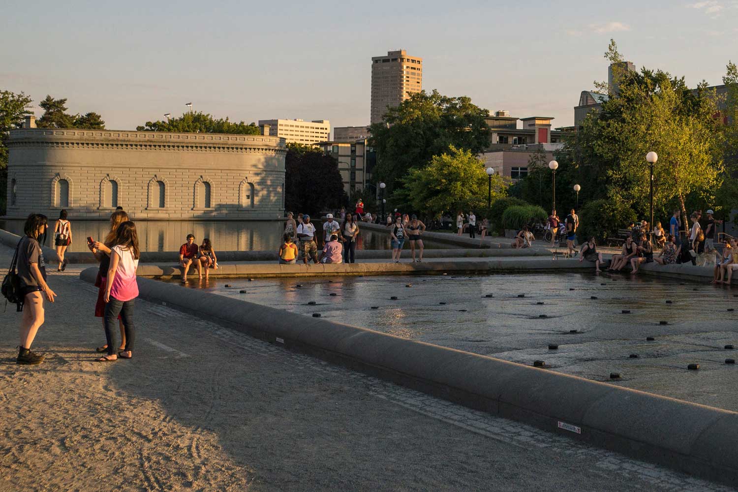 Cal Anderson fountain with fountain and crowds - photo by Futoshi Kobayashi 