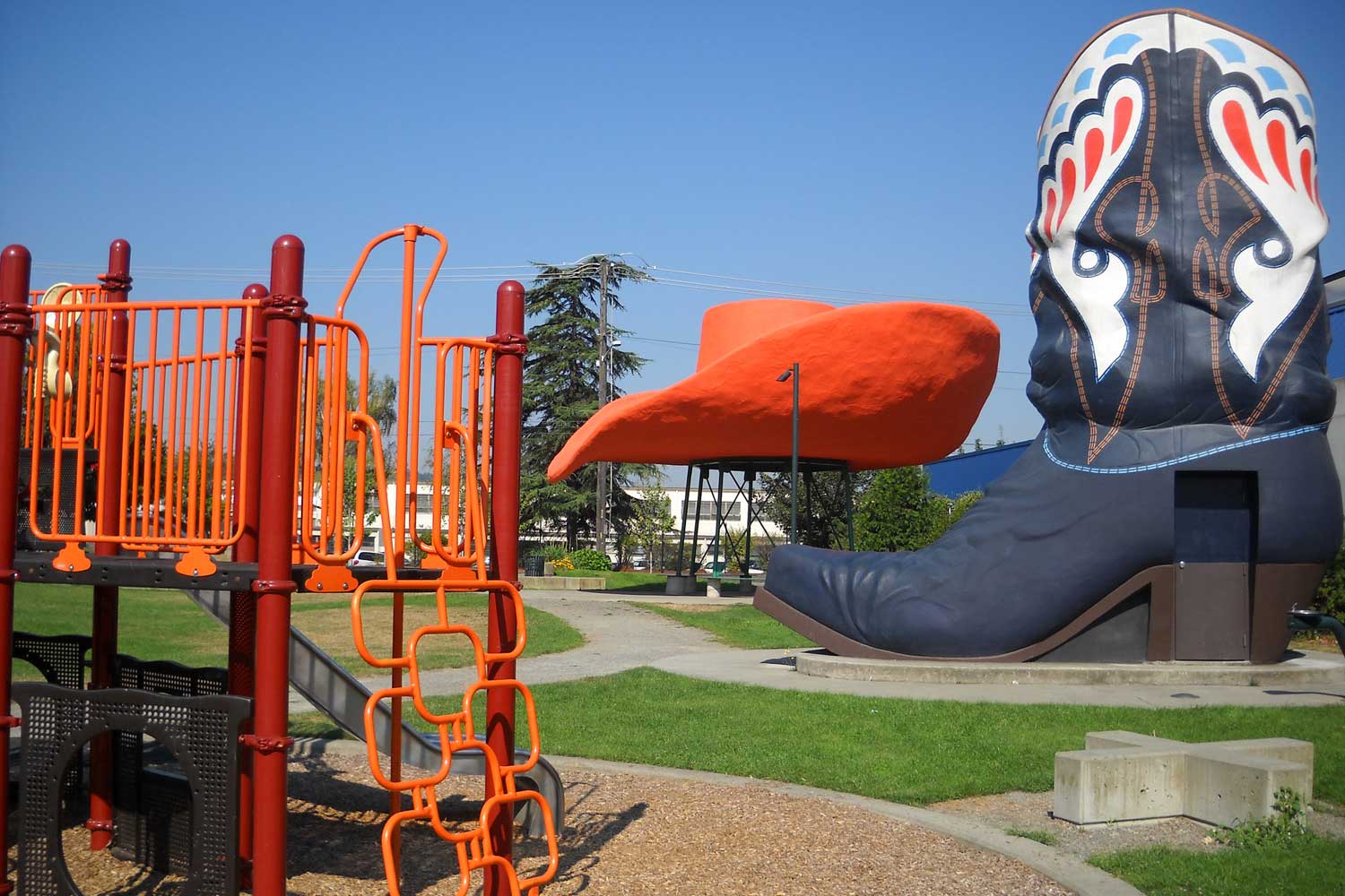Hat and Boots sculpture and play area at Oxbow Park
